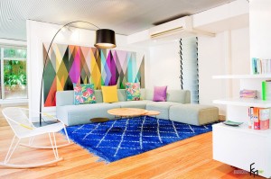 Синий ковер на полу в зале