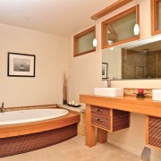 Деревянное оформление ванной в восточном стиле