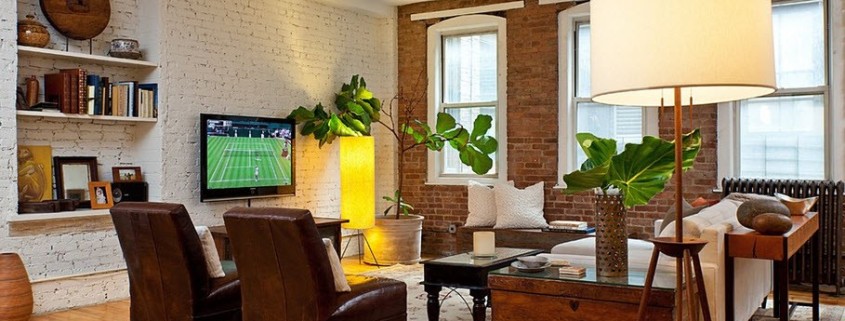Гостиная с кирпичным декором