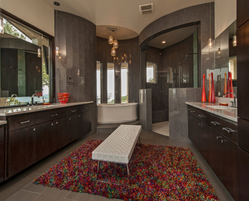 Кольоровий килим у класичній ванній