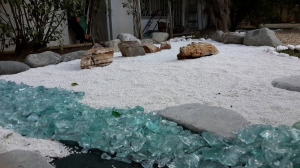 Стеклянный щебень в оформлении экстерьера