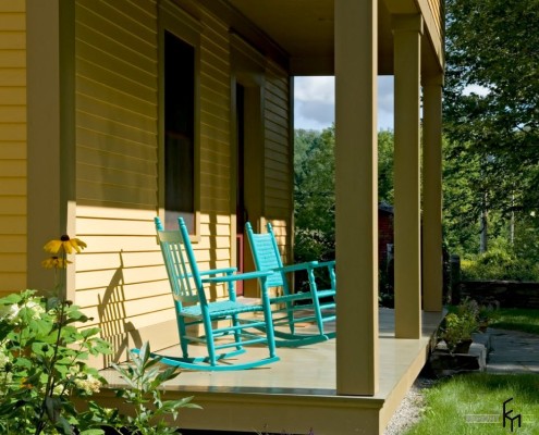 Голубые стулья на веранде