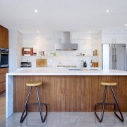 Панельная кухня с точечными светильниками