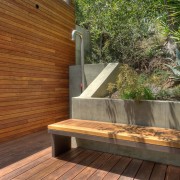 Лавочка рядом с летним душем