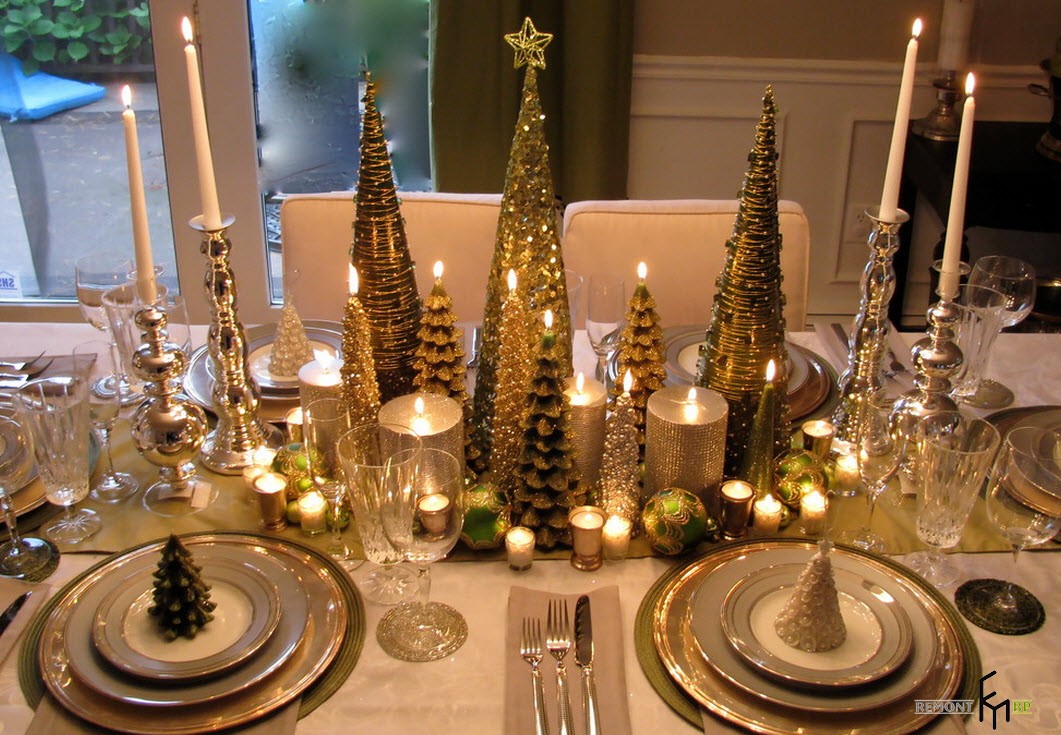 Свечи в форме елок на столе