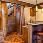 Дом и лестница в кантри стиле