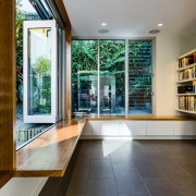 Комната - библиотека с пустым интерьером