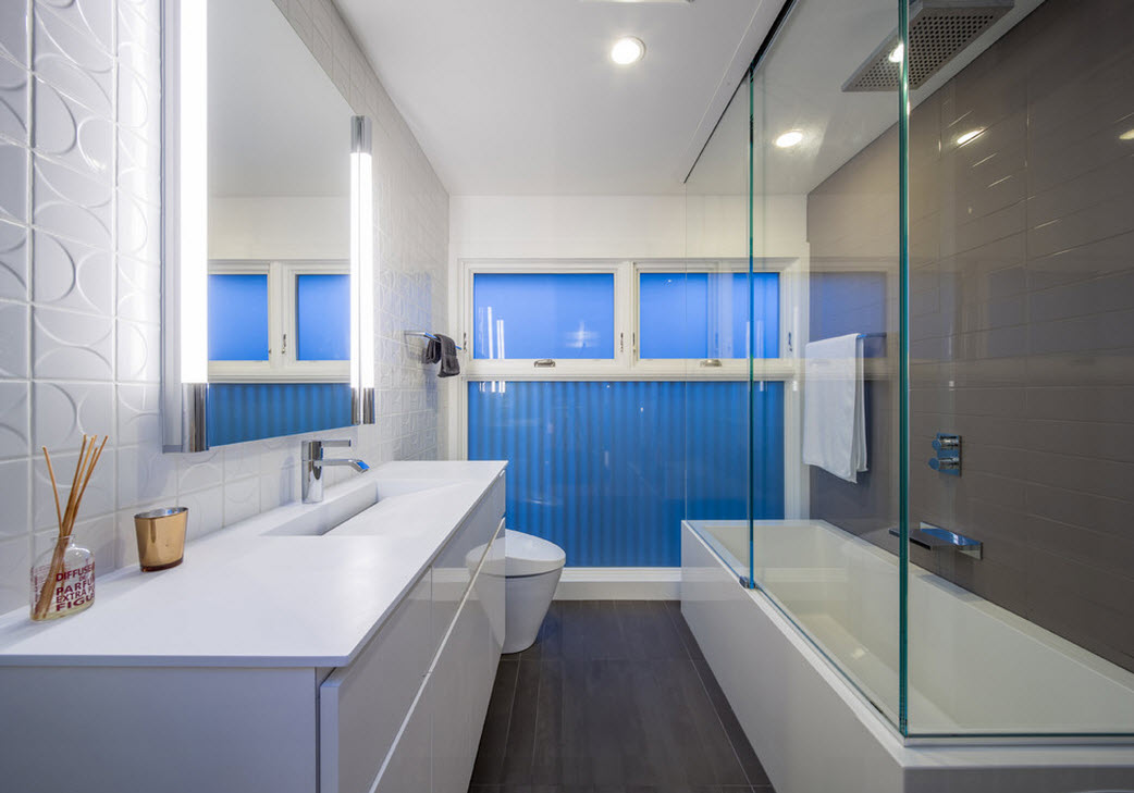 Синие окна в ванной