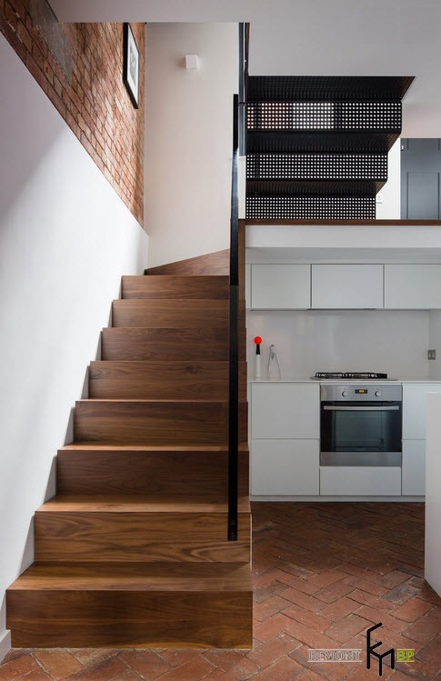 Кухонная мебель в нише под лестницей