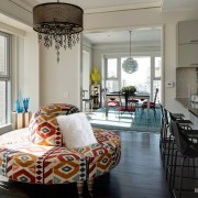 Круглый диван в гостиной зоне