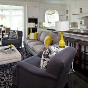 Темные оттенки в студии-кухне