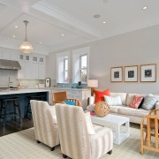 Обилие аксессуаров в кухне-студии