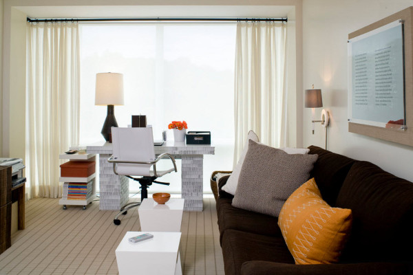 Аксессуары в интерьере кабинета в стиле модерн