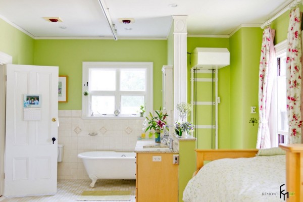 Яркая ванная в спальне