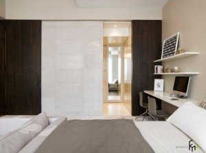 Рабочая поверхность возле кровати