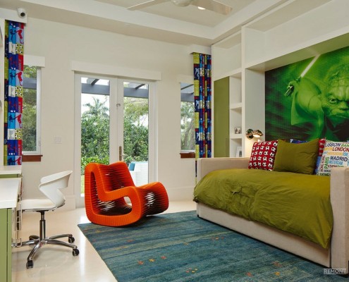 Ярко-оранжевое кресло-качалка в комнате