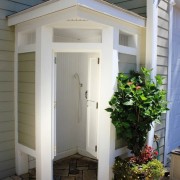 угловой летний душ около дома