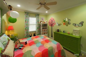 Разноцветное одеяло в детской комнате