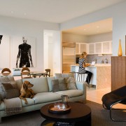 Разная по стилю мебель в зонах помещения