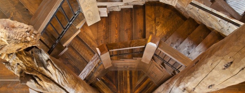 Красивая винтовая лестница из дерева