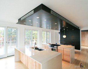 Черная потолочная конструкция в кухне