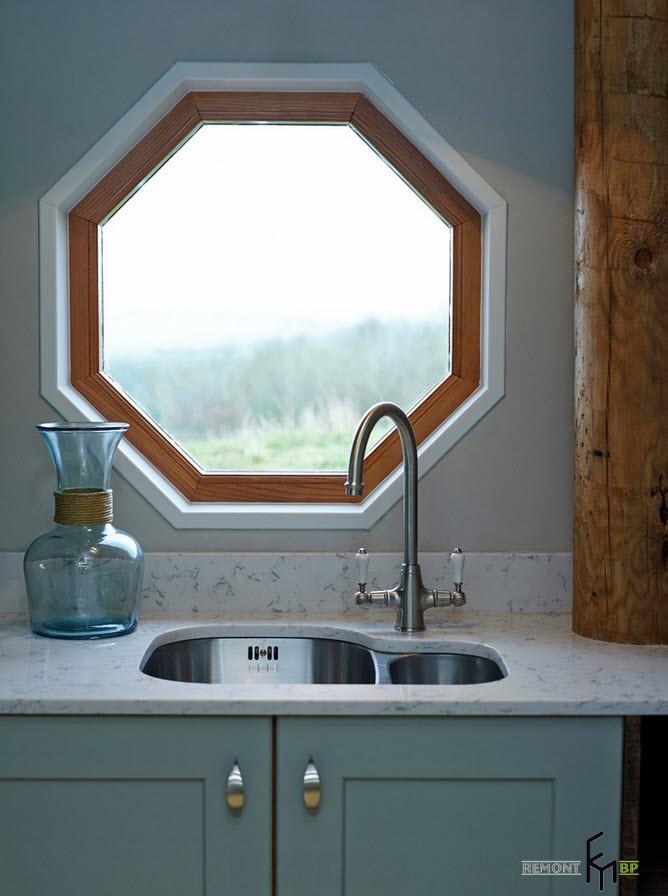 Восьмиугольное окно на кухне