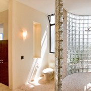 Округлая перегородка из стеклоблоков