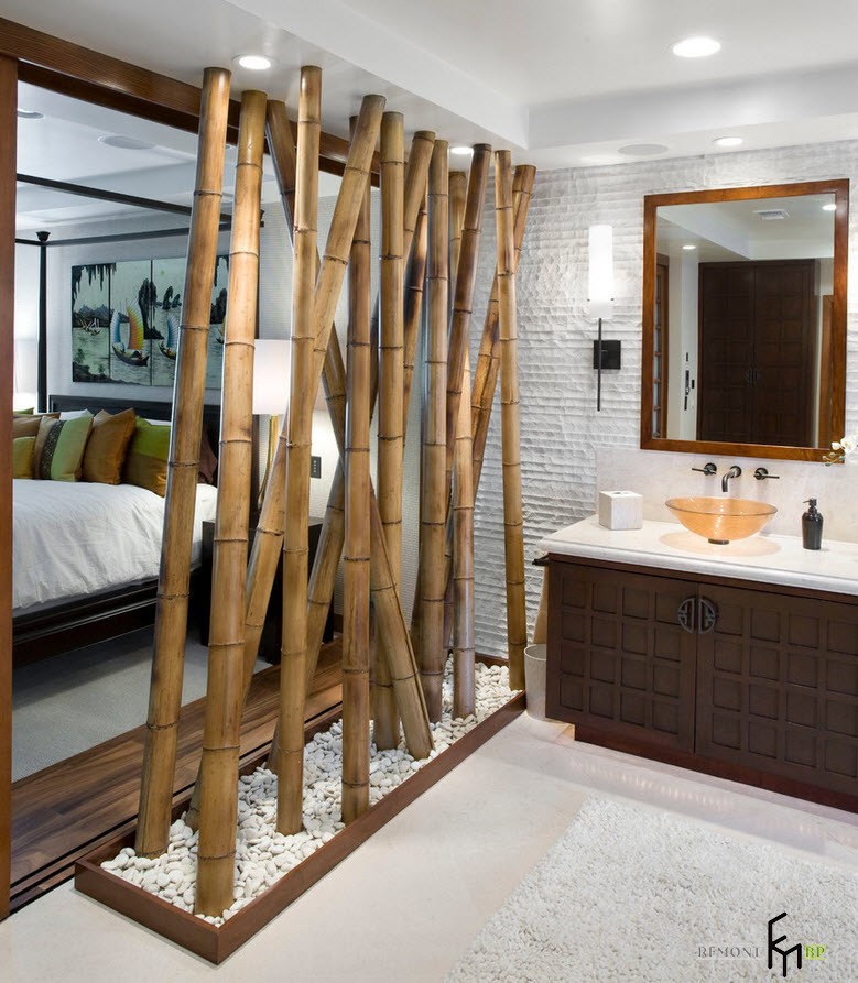 Великий декоративний бамбук у ванній кімнаті.