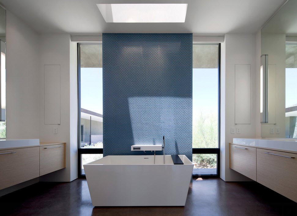 Синяя штора-экран в ванной