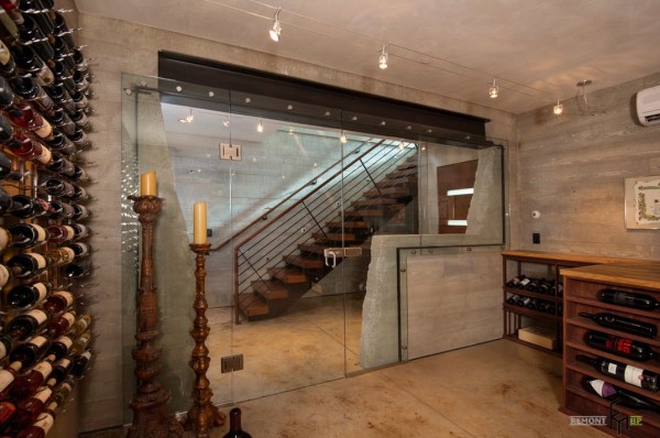 Массивные деревянные напольные подсвечники