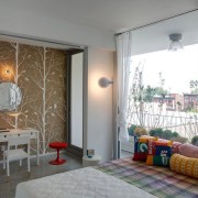 Коричневые обои с растительным орнаментом