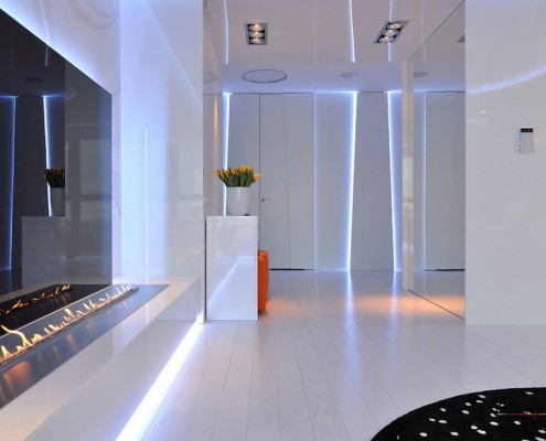 Огненная линия камина в белом интерьере Огненная линия камина в белом интерьере