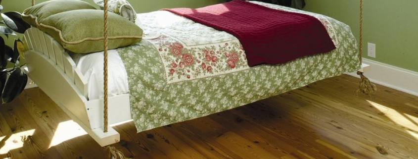 подвесная кровать в зеленой комнате