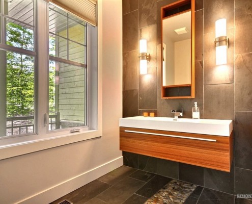 Прямоугольная белая раковина с коричневой тумбой