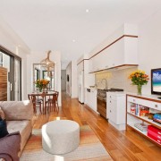 Белая мебель в кухне-студии