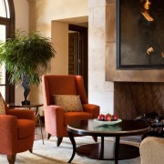 Мягкая мебель перед камином