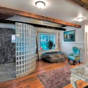 Округлая перегородка из стеклянных кирпичей