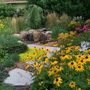 Для создания цветников, а также тропинок используется любой природный материал