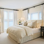 Эффектный интерьер спальни с белыми шторами