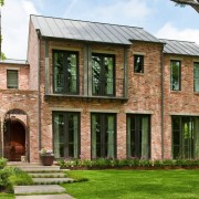 Двухэтажный дом с большими окнами