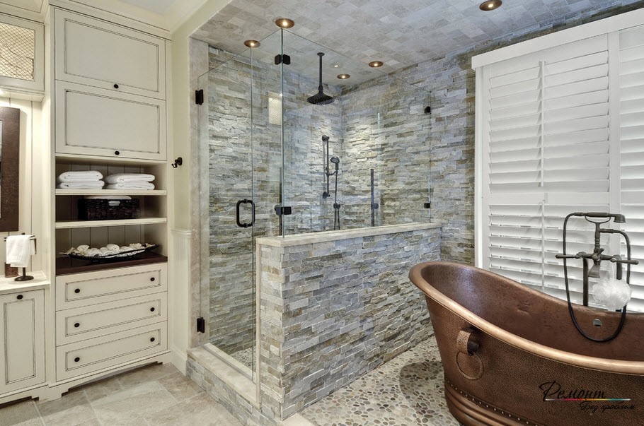 Гарний інтер'єр із зоною душової кабіни, декорованою світлим каменем.