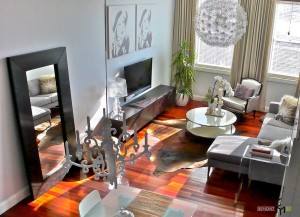 Гостиная с напольным зеркалом