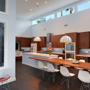 Кухня с двумя люстрами Кухня с двумя люстрами