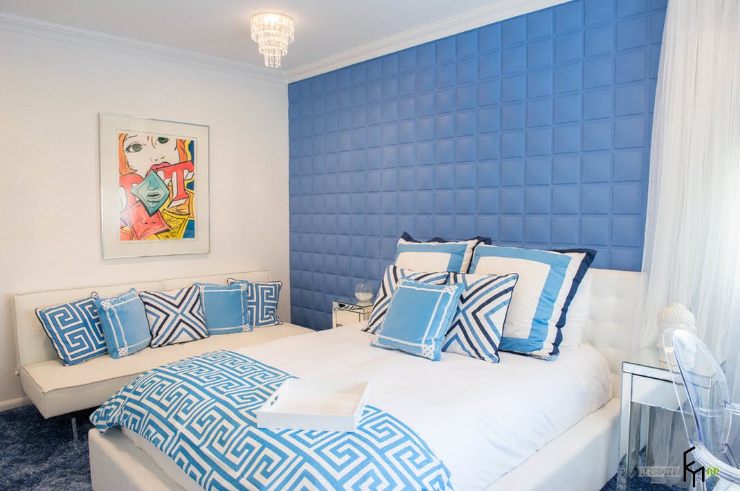 Голубая стена в спальне