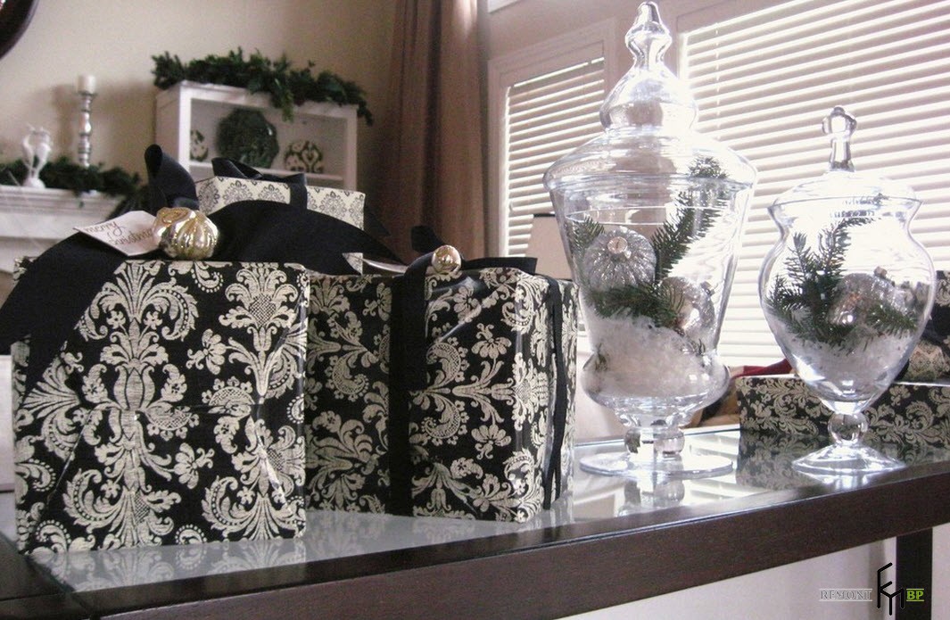 Черно-белые коробки для новогодних подарков