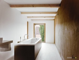 Ванная в узкой длинной комнате