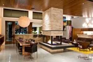 Камин в центре гостиной