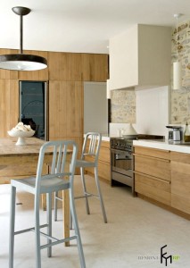 Два белых стула возле деревянного стола