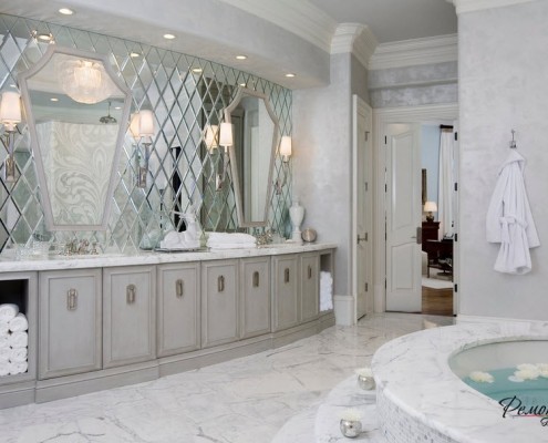 Зеркальная стена из ромбов в ванной