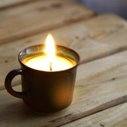 Зажженная свеча в чашке
